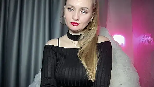 Snapshot of Viola_sweet chatting on 10.28.25 Viola sweet online show from 10.28.25