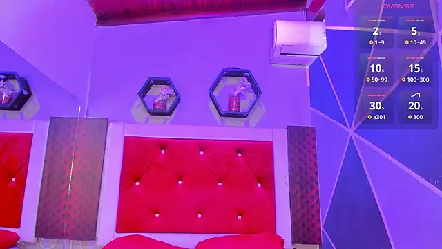 Snapshot of Karoll014 chatting on 10.22.25 Karoll014 online show from 10.22.25