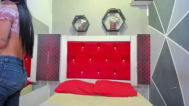 Snapshot of Karoll014 chatting on 11.25.25 Karoll014 online show from 11.25.25