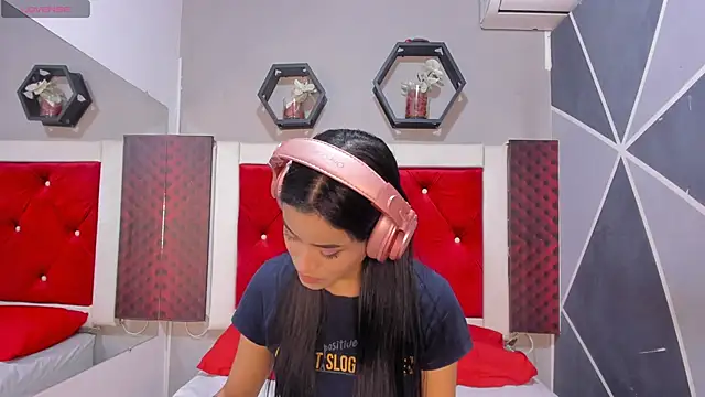 Snapshot of Karoll014 chatting on 11.26.25 Karoll014 online show from 11.26.25