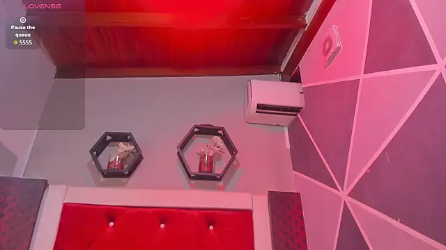 Snapshot of Karoll014 chatting on 11.28.25 Karoll014 online show from 11.28.25