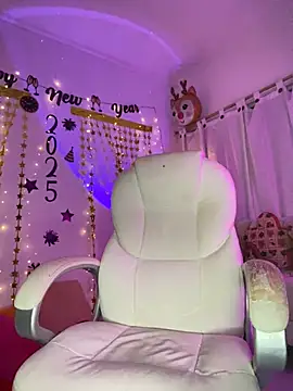 Snapshot of AlisonHoot69 chatting on 01.01.25 AlisonHoot69 online show from 01.01.25