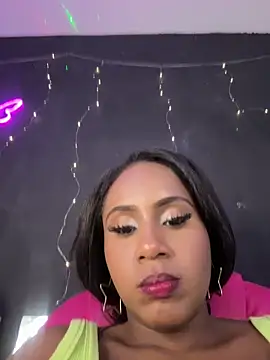 Snapshot of AlisonHoot69 chatting on 10.11.25 AlisonHoot69 online show from 10.11.25