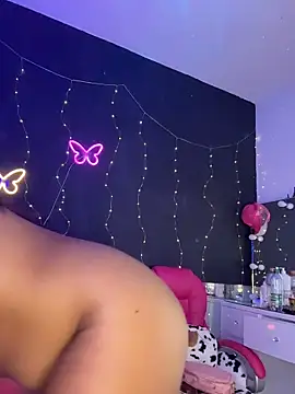 Snapshot of AlisonHoot69 chatting on 10.29.25 AlisonHoot69 online show from 10.29.25