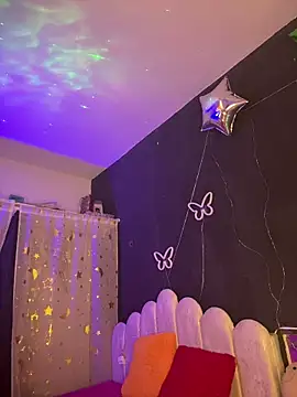 Snapshot of AlisonHoot69 chatting on 12.04.25 AlisonHoot69 online show from 12.04.25