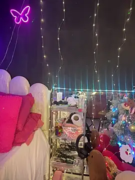 Snapshot of AlisonHoot69 chatting on 12.17.25 AlisonHoot69 online show from 12.17.25