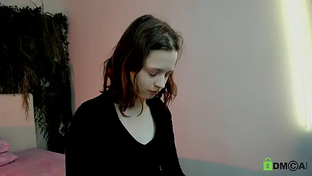 Snapshot of Alina_Mills chatting on 11.30.25 Alina Mills online show from 11.30.25