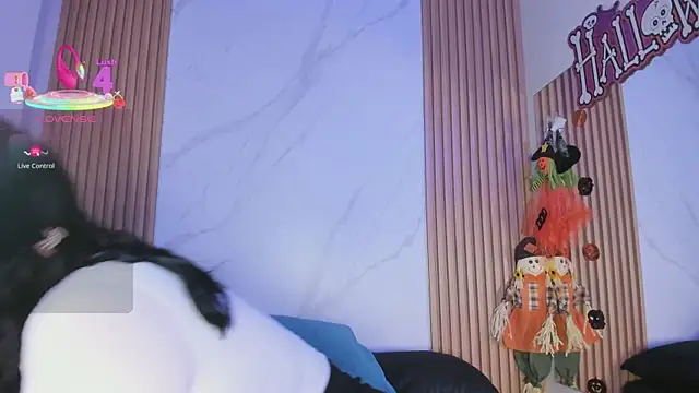 Snapshot of juicy_led_ chatting on 10.28.25 juicy led online show from 10.28.25