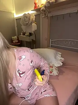 Snapshot of touchme_now chatting on 02.08.25 touchme now online show from 02.08.25