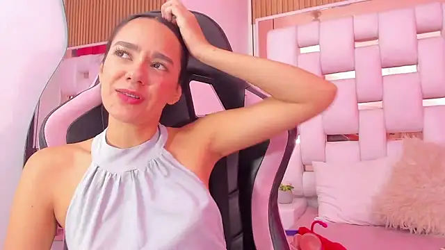 EmmyCruzZ online show from 12.16.25