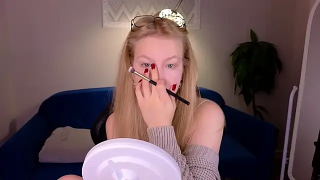 Snapshot of Sarra_Cooper chatting on 12.12.24 Sarra Cooper online show from 12.12.24