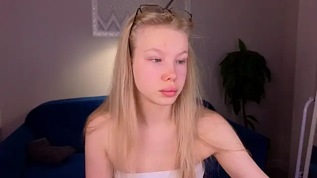 Snapshot of Sarra_Cooper chatting on 12.26.24 Sarra Cooper online show from 12.26.24