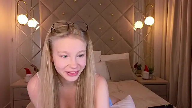 Snapshot of Sarra_Cooper chatting on 12.27.24 Sarra Cooper online show from 12.27.24