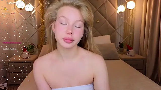 Snapshot of Sarra_Cooper chatting on 01.08.25 Sarra Cooper online show from 01.08.25
