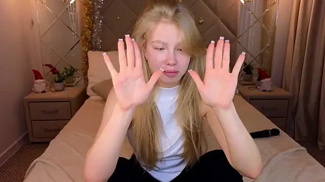 Snapshot of Sarra_Cooper chatting on 01.14.25 Sarra Cooper online show from 01.14.25