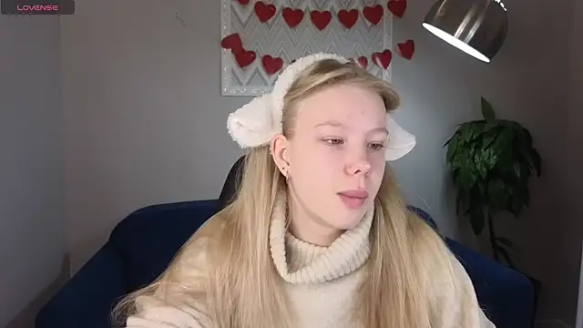 Snapshot of Sarra_Cooper chatting on 02.17.25 Sarra Cooper online show from 02.17.25