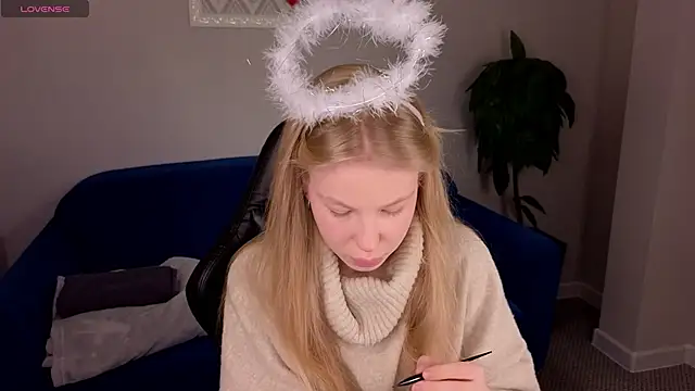 Snapshot of Sarra_Cooper chatting on 02.19.25 Sarra Cooper online show from 02.19.25