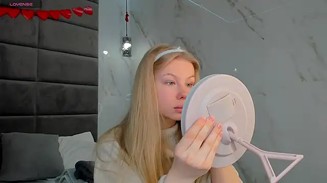 Snapshot of Sarra_Cooper chatting on 03.05.25 Sarra Cooper online show from 03.05.25