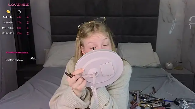 Snapshot of Sarra_Cooper chatting on 03.14.25 Sarra Cooper online show from 03.14.25