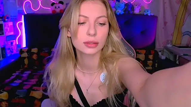 Snapshot of Maria_Hunt chatting on 11.22.25 Maria Hunt online show from 11.22.25