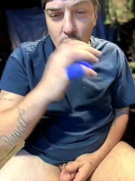 Snapshot of joeycbigcock chatting on 11.11.25 joeycbigcock online show from 11.11.25