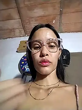 Snapshot of The-quee22 chatting on 11.30.25 The-quee22 online show from 11.30.25