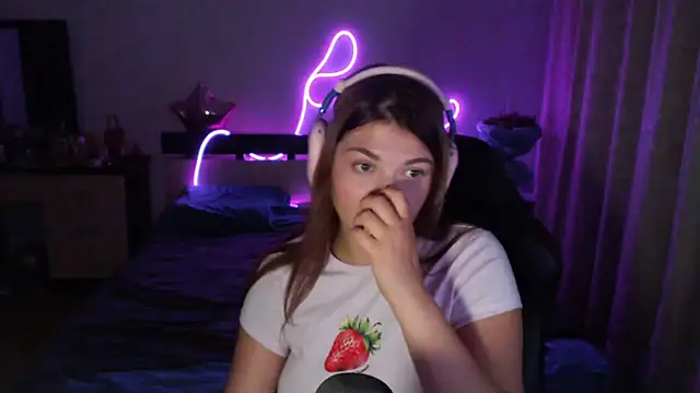 Snapshot of helengilmor chatting on 09.20.25 helengilmor online show from 09.20.25