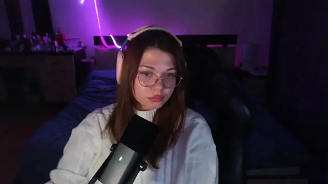 Snapshot of helengilmor chatting on 11.17.25 helengilmor online show from 11.17.25