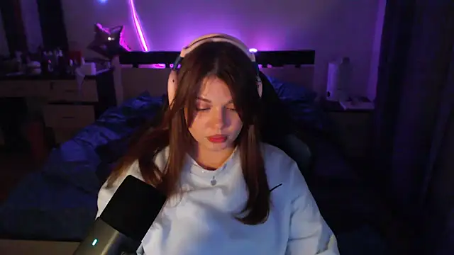 Snapshot of helengilmor chatting on 11.22.25 helengilmor online show from 11.22.25