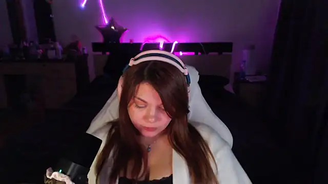 Snapshot of helengilmor chatting on 12.04.25 helengilmor online show from 12.04.25