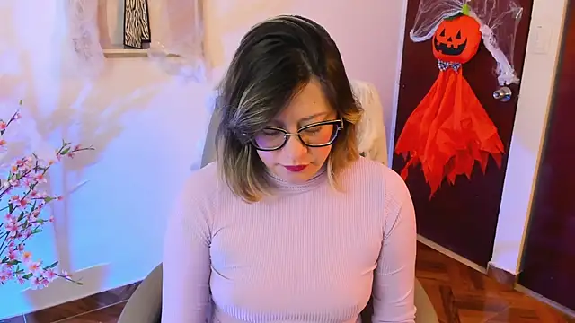 Chanelll Taylorr  online show from 10.22.25