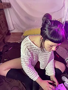 Snapshot of OniricFemme chatting on 11.12.25 OniricFemme online show from 11.12.25