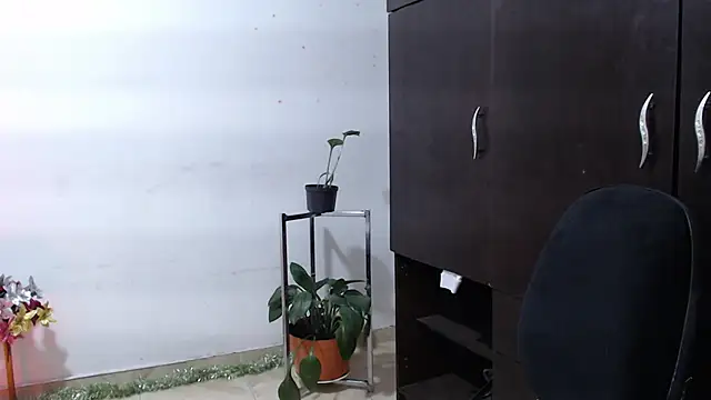 Snapshot of Zoe--khalL chatting on 12.03.25 Zoe--khalL online show from 12.03.25