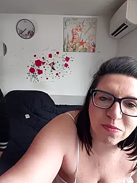 Snapshot of carolyne2023 chatting on 03.27.26 carolyne2023 online show from 03.27.26