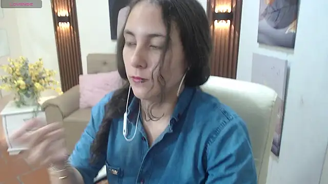 Snapshot of xlunna chatting on 10.22.25 xlunna online show from 10.22.25