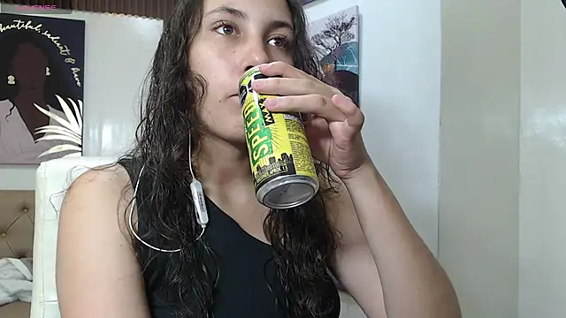 Snapshot of xlunna chatting on 10.30.25 xlunna online show from 10.30.25