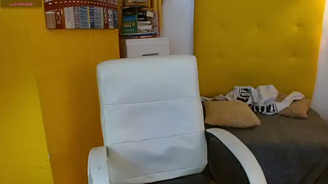 Snapshot of xlunna chatting on 12.03.25 xlunna online show from 12.03.25