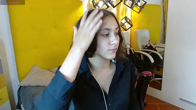 Snapshot of xlunna chatting on 12.13.25 xlunna online show from 12.13.25