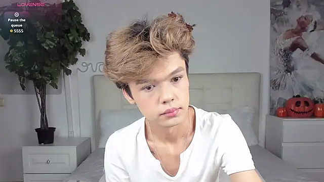 Felix Rey online show from 11.06.25