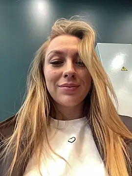 Snapshot of Sweet___Emily chatting on 10.03.25 Sweet   Emily online show from 10.03.25