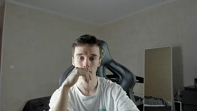 Snapshot of MasonWarholl chatting on 03.19.25 MasonWarholl online show from 03.19.25