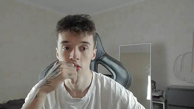 Snapshot of MasonWarholl chatting on 10.06.25 MasonWarholl online show from 10.06.25