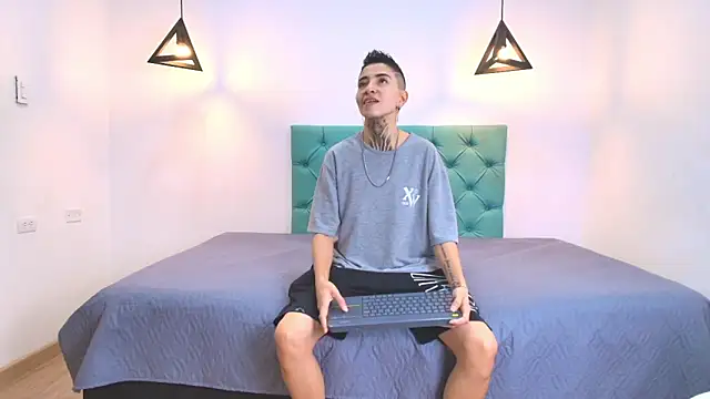 Snapshot of Tinny_and_Candy chatting on 01.14.25 Tinny and Candy online show from 01.14.25