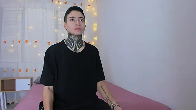 Snapshot of Tinny_and_Candy chatting on 11.02.25 Tinny and Candy online show from 11.02.25