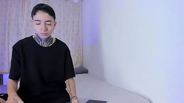 Snapshot of Tinny_and_Candy chatting on 11.17.25 Tinny and Candy online show from 11.17.25