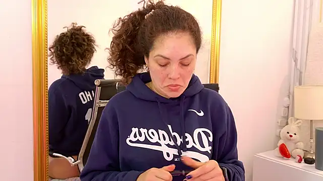 Snapshot of Juliabadlee chatting on 11.13.25 Juliabadlee online show from 11.13.25