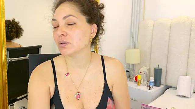 Snapshot of Juliabadlee chatting on 11.24.25 Juliabadlee online show from 11.24.25