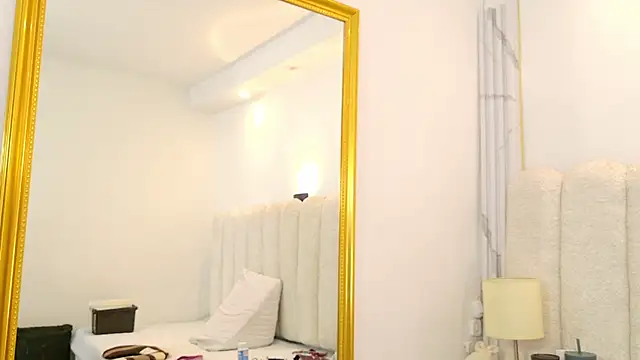 Snapshot of Juliabadlee chatting on 12.15.25 Juliabadlee online show from 12.15.25