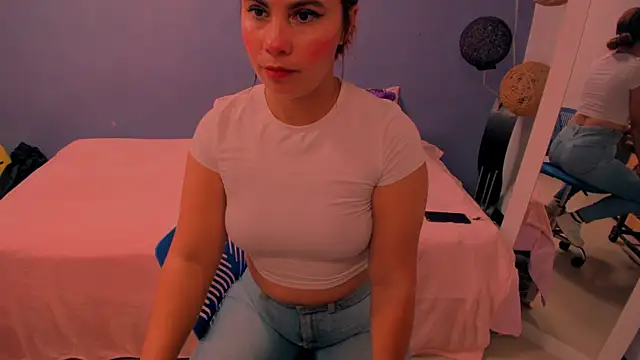 Snapshot of gigi_stephans chatting on 02.15.25 gigi stephans online show from 02.15.25