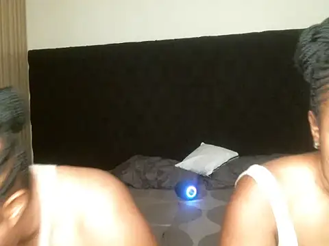 Snapshot of R-thequeen chatting on 11.15.25 R-thequeen online show from 11.15.25